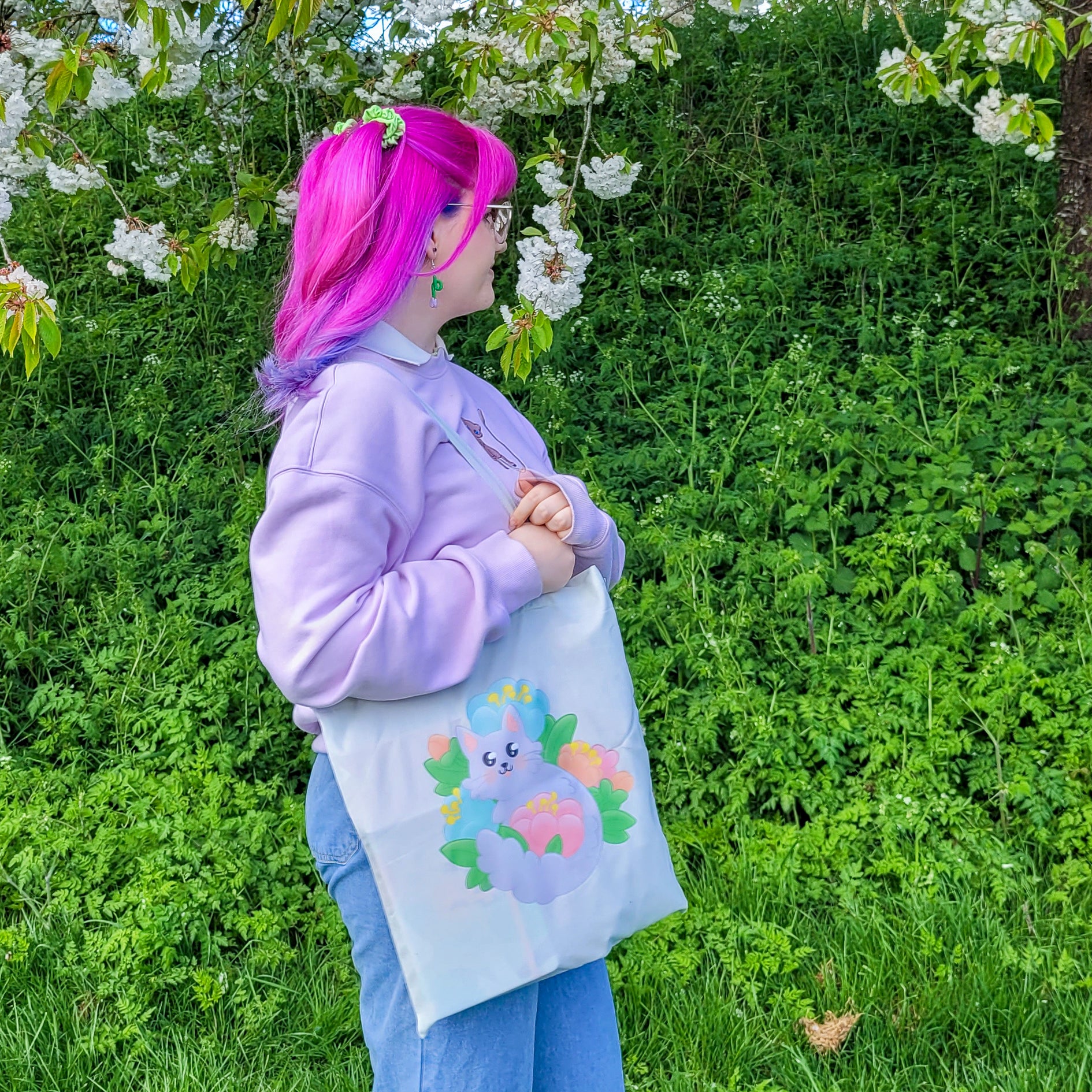 Light mint tote bag featuring a grey cat surrounded by colourful flowers