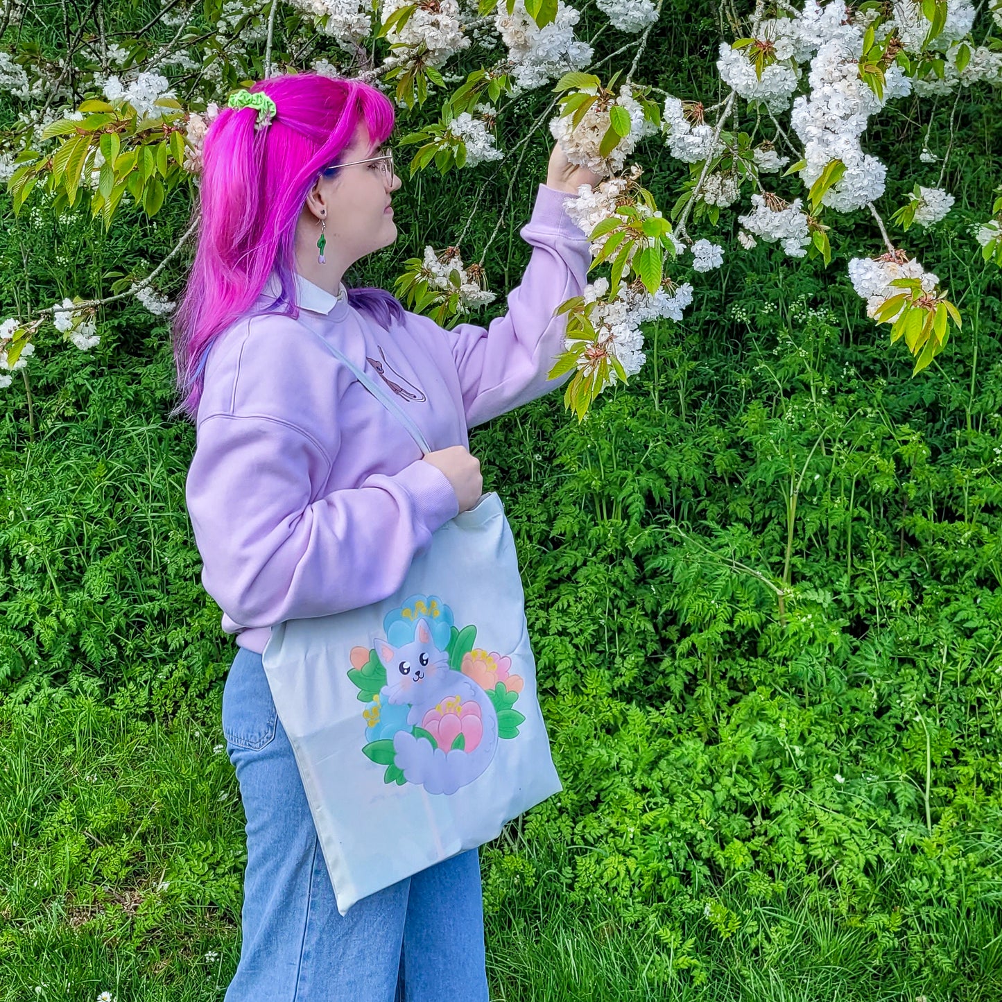 Light mint tote bag featuring a grey cat surrounded by colourful flowers