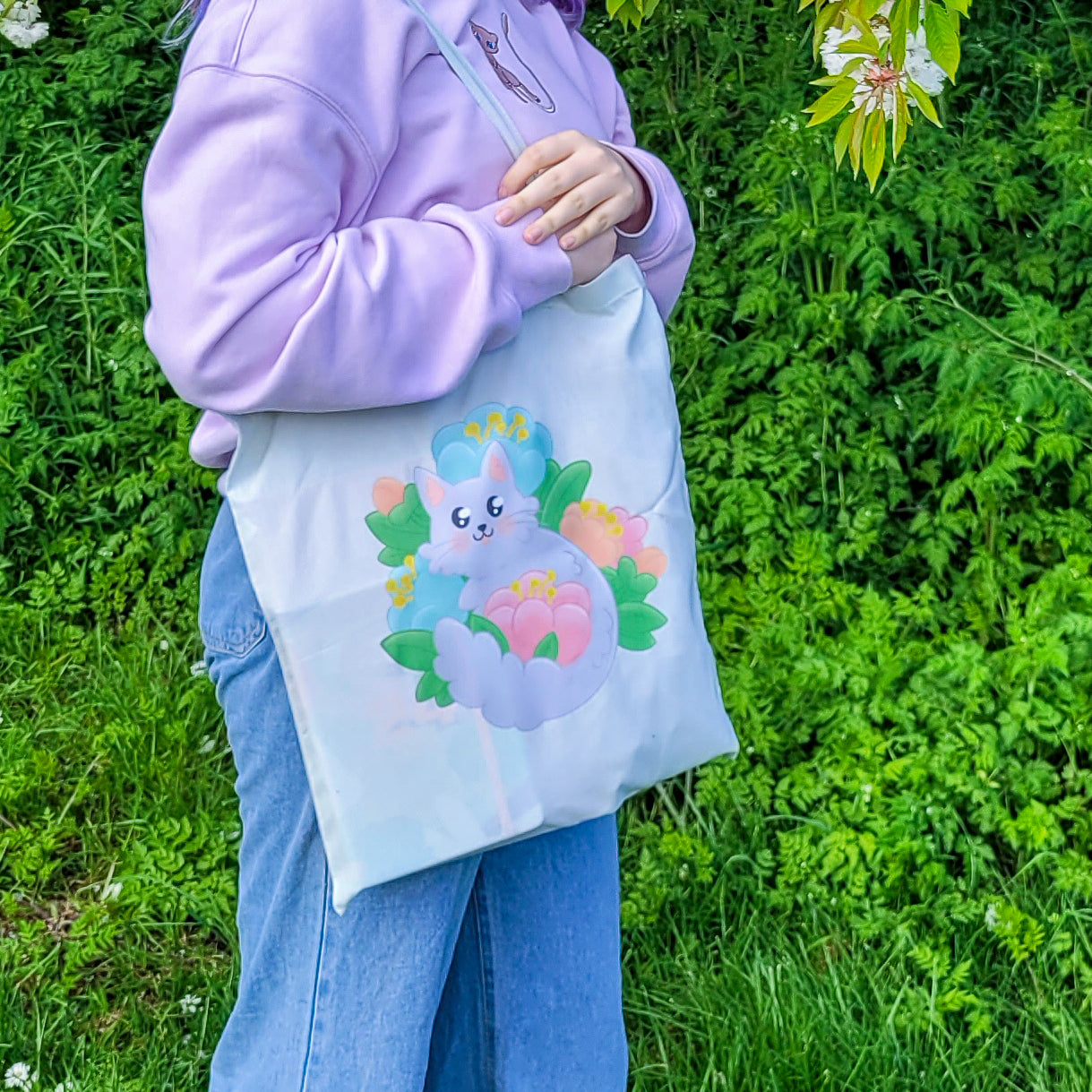 Light mint tote bag featuring a grey cat surrounded by colourful flowers